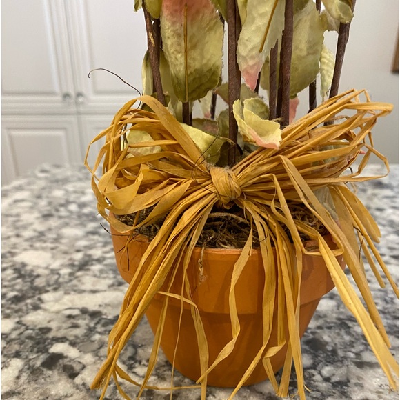 SHABBY CHIC LONG STEM DARK PINK FAUX BUD ROSES IN A CLAY POT - Picture 5 of 6